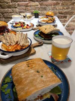 Hola Bar Brunch & Cocktails