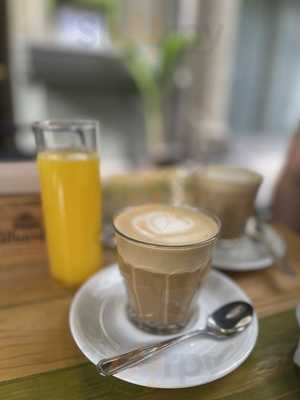 Hola Bar Brunch & Cocktails