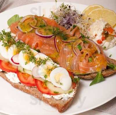 Qomo Bar Restaurant Cocktails