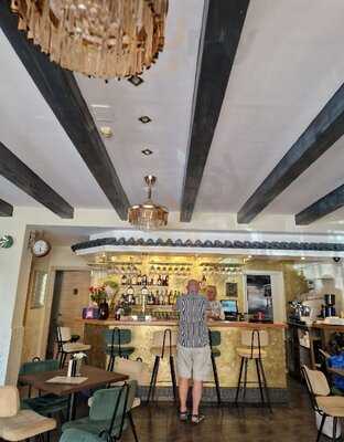 Confusion Bar-restaurant.