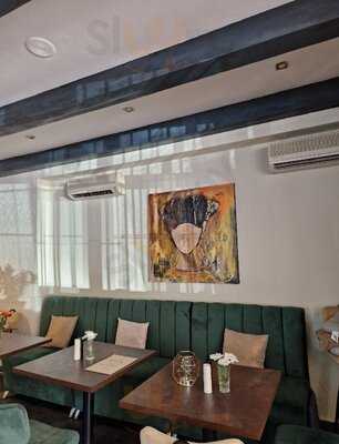 Confusion Bar-restaurant.