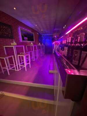 La Guapa Spritz Wine Bar