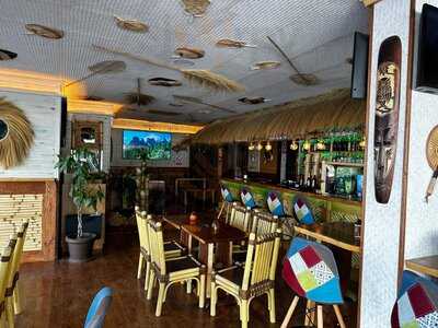 Waikiki Pokés & Cocktails