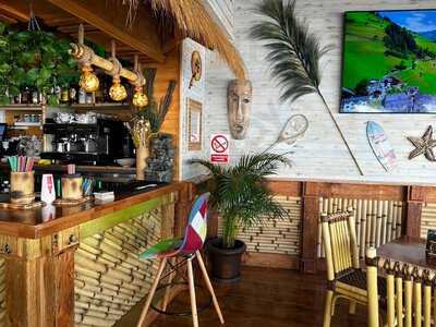 Waikiki Pokés & Cocktails