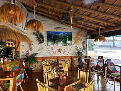 Waikiki Pokés & Cocktails