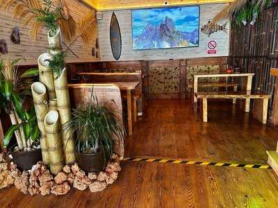 Waikiki Pokés & Cocktails