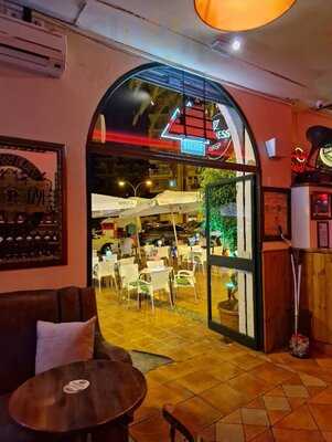 Dec's Irish Sports-bar.