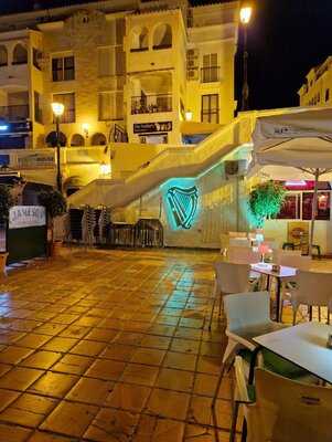 Dec's Irish Sports-bar.