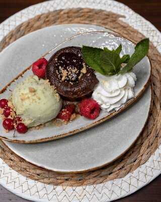 Brudis Restaurant & Lounge