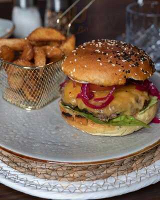 Brudis Restaurant & Lounge