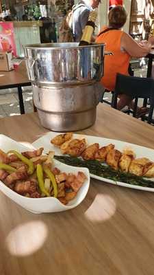 Sly: Tapas, Copas Y Habanos