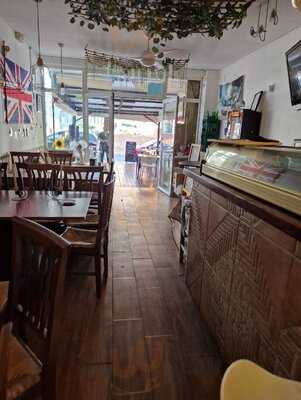 Don Pedro Taska Tapeanda Por Benidorm.