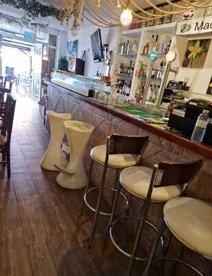 Don Pedro Taska Tapeanda Por Benidorm.