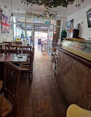 Don Pedro Taska Tapeanda Por Benidorm.