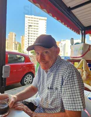 Don Pedro Taska Tapeanda Por Benidorm.