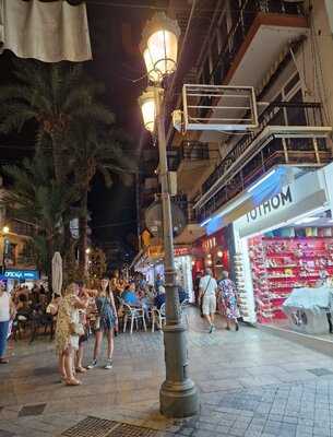 The One Cafe Bar Lounge