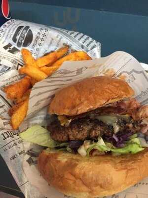 Ohana Lei'pomo & Grille