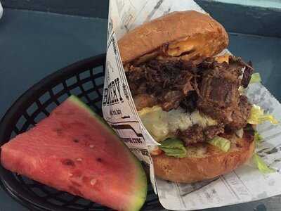 Ohana Lei'pomo & Grille