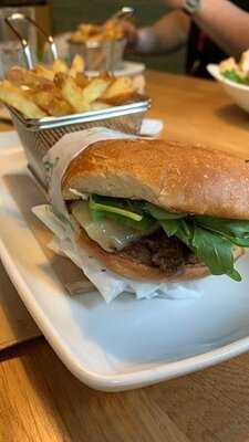 Friends & Brgrs Helsinki (aikatalo)