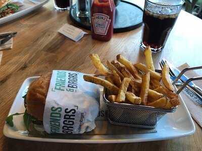 Friends & Brgrs Helsinki (aikatalo)