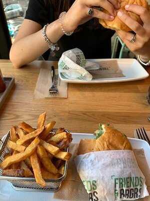 Friends & Brgrs Helsinki (aikatalo)