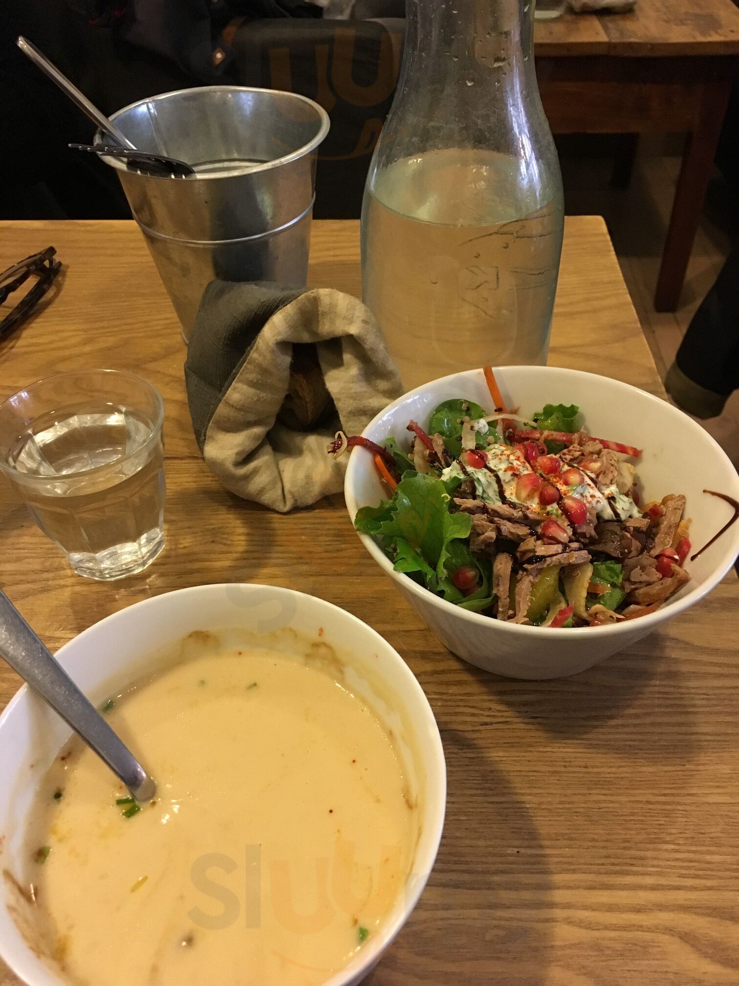 Les Coudes Sur La Table