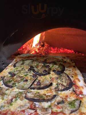 La Pizza Au Feu De Bois