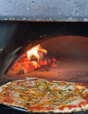 La Pizza Au Feu De Bois