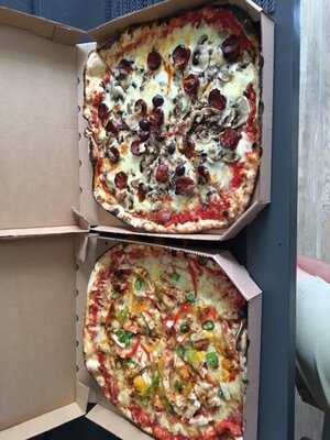 La Pizza Au Feu De Bois