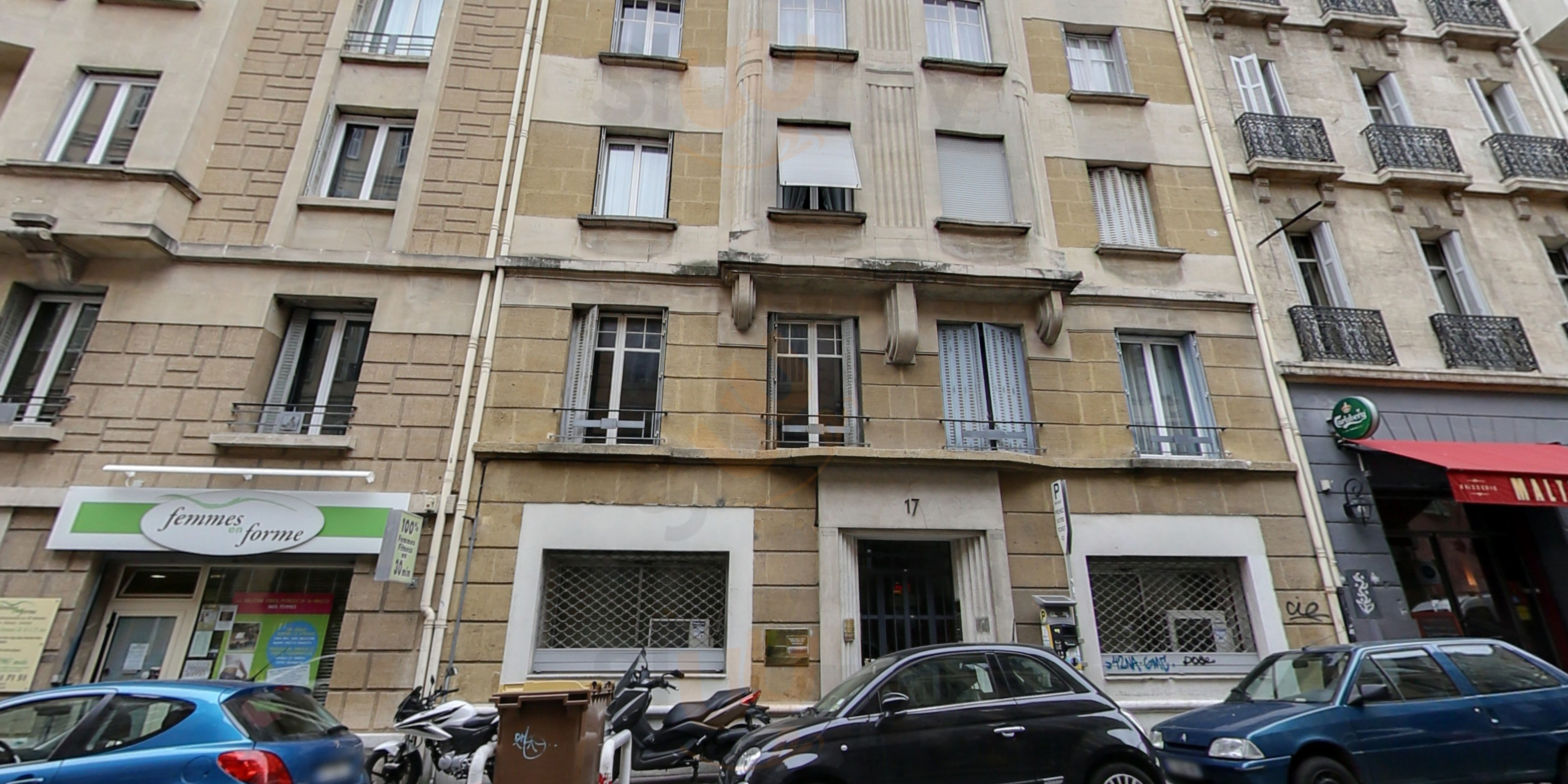La Cour Du Palais