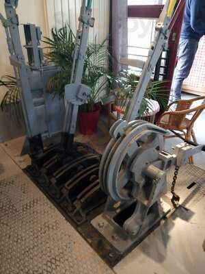 Les Tables De La Gare