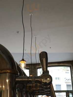 La Tête Dans Le Local