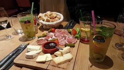 Au Pied De La Tour - Chez Les Filles