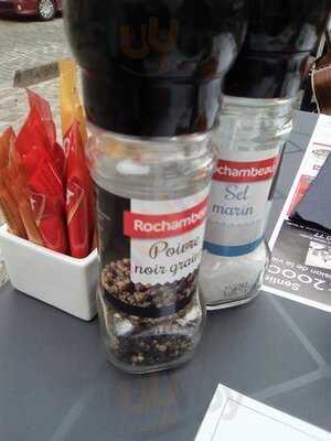 Au Pied De La Tour - Chez Les Filles