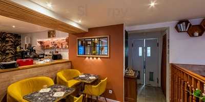 Au Pied De La Tour - Chez Les Filles