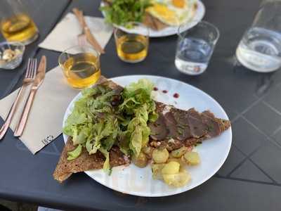 Au Pied De La Tour - Chez Les Filles