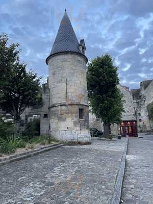 Au Pied De La Tour - Chez Les Filles