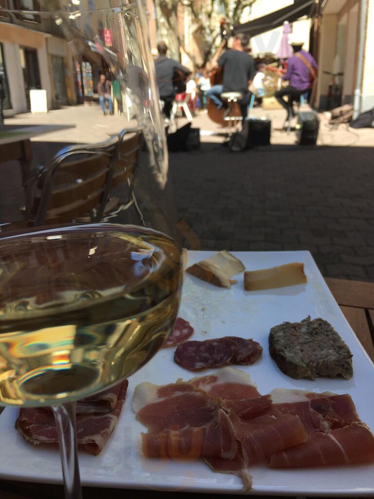 Le Vin Est Une Fete