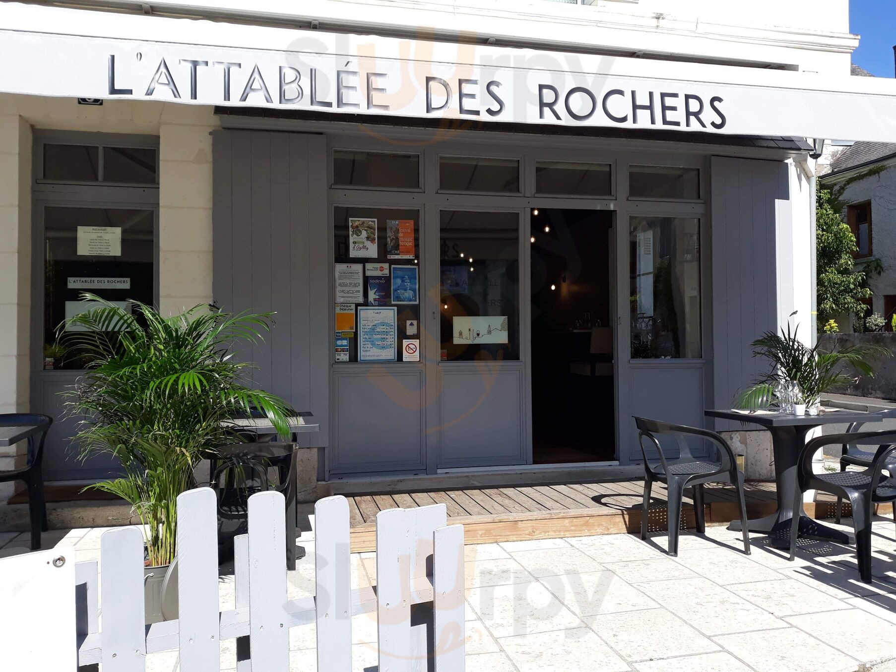 L’attablée Des Rochers