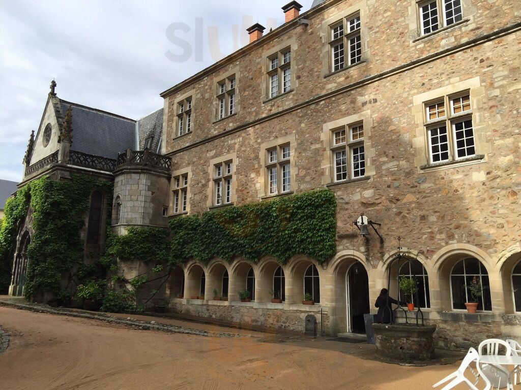 Chateau De Busset