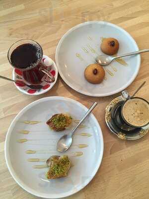 Ev Brochettes & Mezzes