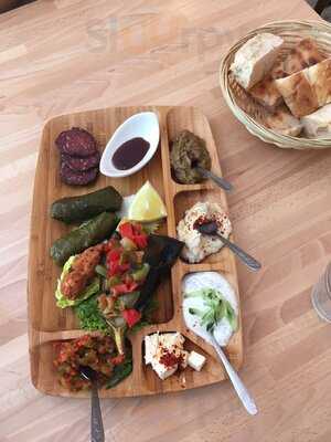 Ev Brochettes & Mezzes