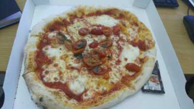 Enza & Famiglia Pizze Vino