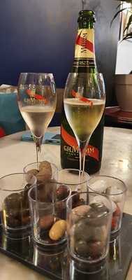 Le Café Des Faussaires