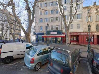 La Baronne Vinyl Bar