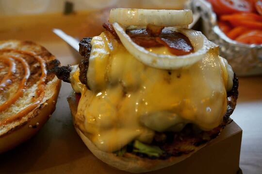 Mo-vin's Burger + Sushi
