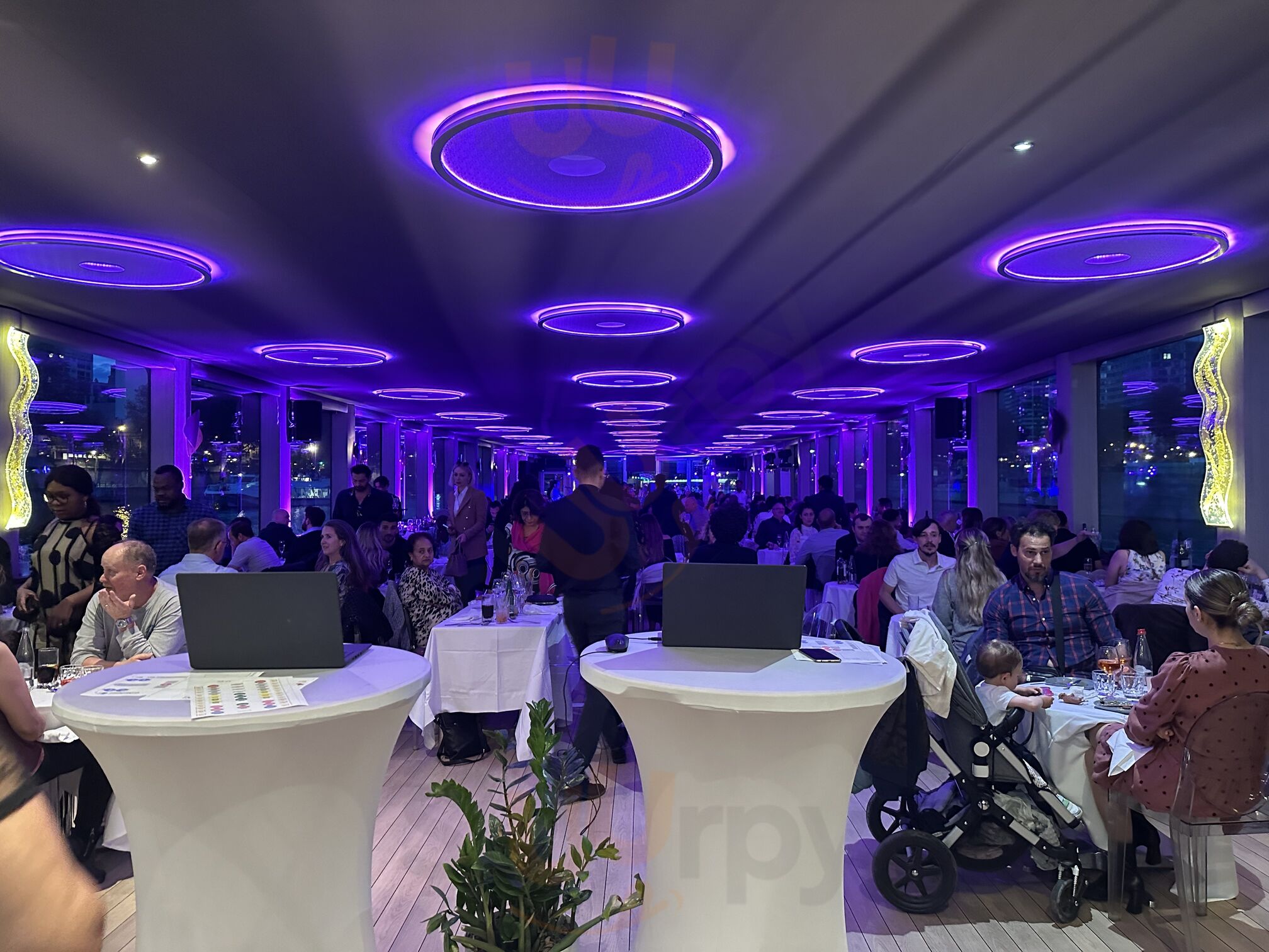 La Croisière De Paris Le Dîner Festif