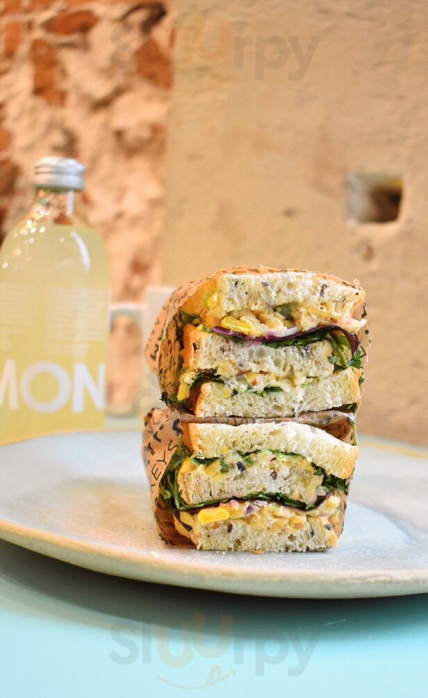 Land & Monkeys Pernety