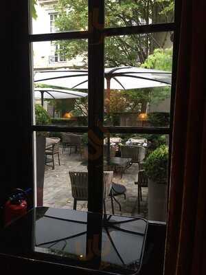 La Terrasse Du Pavillon De La Reine