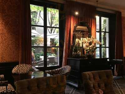 La Terrasse Du Pavillon De La Reine